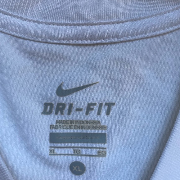 ⭐️SOLD⭐️Nike Workout Top - Picture 3 of 4